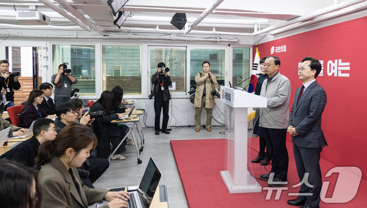 (서울=뉴스1) 이승배 기자 = 이정현 국민의힘 공천관리위원장이 16일 서울 여의도 중앙당사에서 김영환 충북도지사 컷오프(공천배제) 관련 브리핑을 위해 단상으로 향하고 있다. 20 …