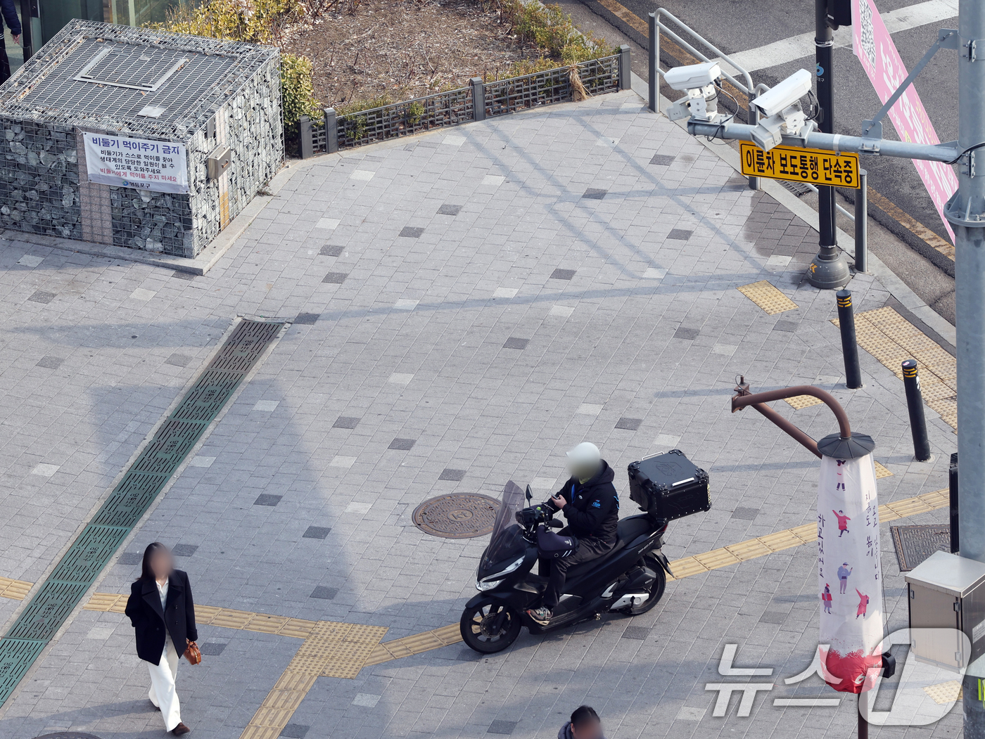 (서울=뉴스1) 황기선 기자 = 16일 서울 영등포구 영등포시장 교차로에 '이륜차 보도통행 단속장비'가 설치돼 있다.경찰청은 보행자 교통안전을 위협하는 이륜차 등의 보도 통행 행위 …