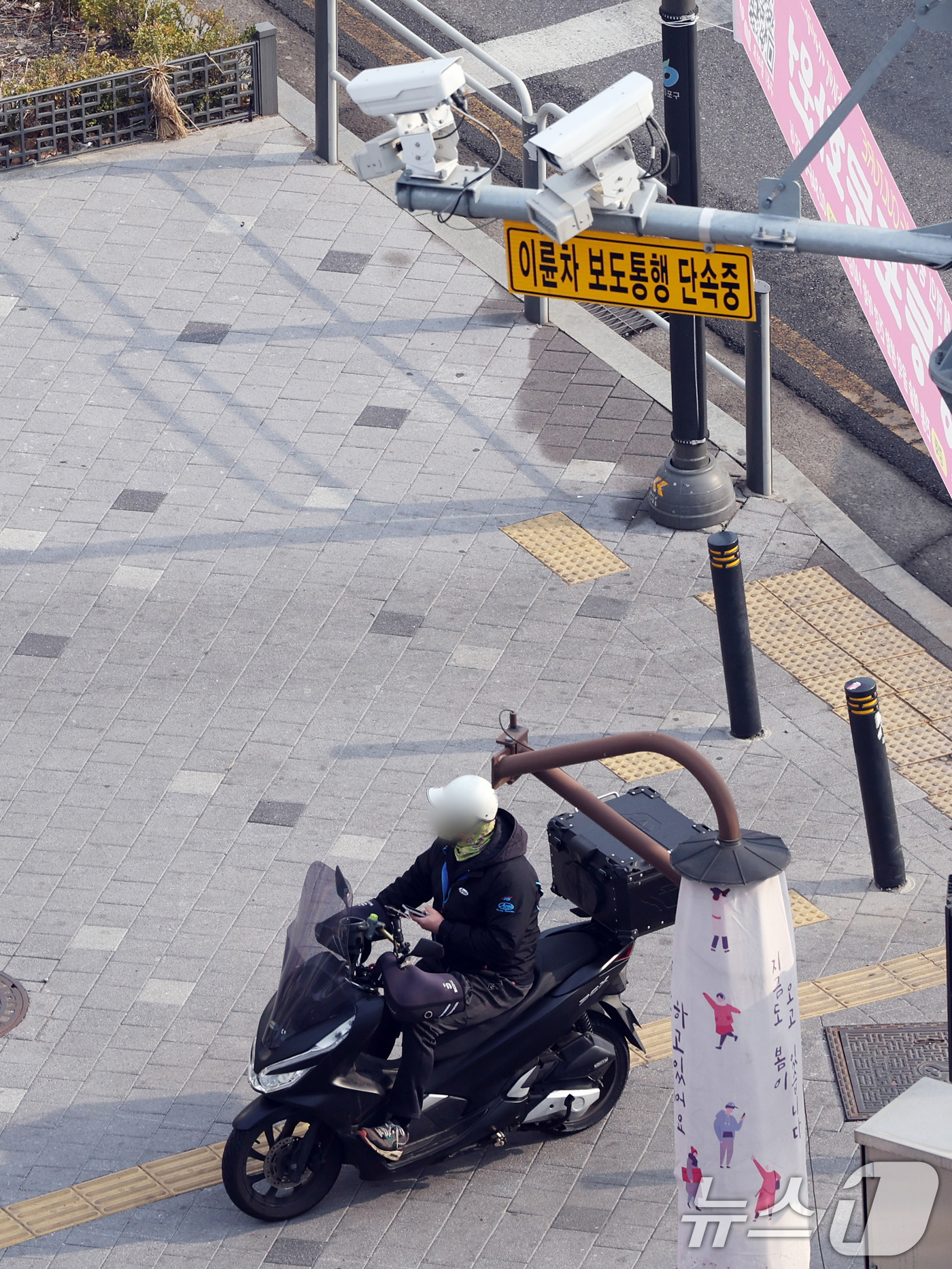 (서울=뉴스1) 황기선 기자 = 16일 서울 영등포구 영등포시장 교차로에 '이륜차 보도통행 단속장비'가 설치돼 있다.경찰청은 보행자 교통안전을 위협하는 이륜차 등의 보도 통행 행위 …