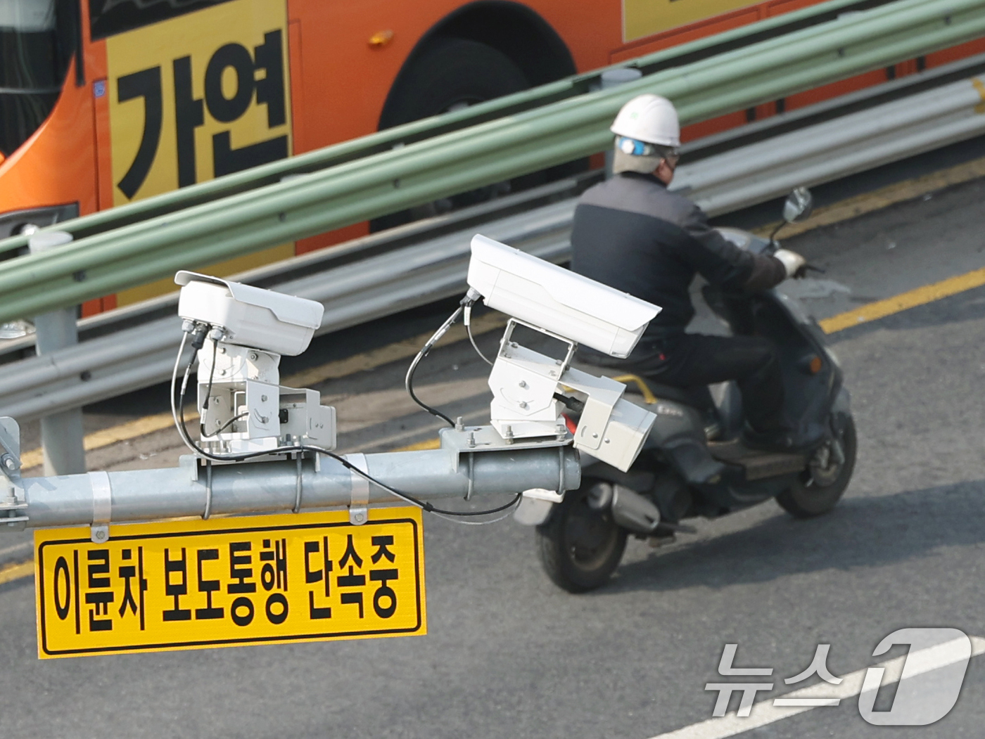 (서울=뉴스1) 황기선 기자 = 16일 서울 영등포구 영등포시장 교차로에 '이륜차 보도통행 단속장비'가 설치돼 있다.경찰청은 보행자 교통안전을 위협하는 이륜차 등의 보도 통행 행위 …