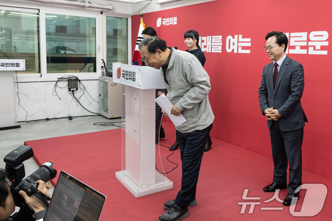 (서울=뉴스1) 이승배 기자 = 이정현 국민의힘 공천관리위원장이 16일 서울 여의도 중앙당사에서 김영환 충북도지사 컷오프(공천배제) 관련 브리핑을 마치고 취재진과 인사하고 있다. …