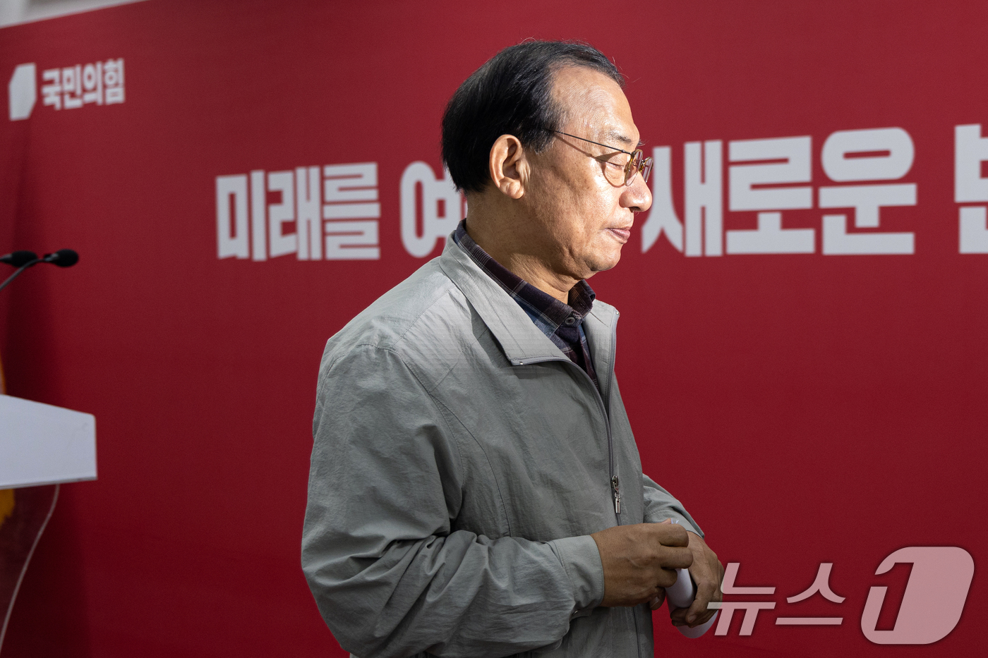 (서울=뉴스1) 이승배 기자 = 이정현 국민의힘 공천관리위원장이 16일 서울 여의도 중앙당사에서 김영환 충북도지사 컷오프(공천배제) 관련 브리핑을 마치고 발걸음을 옮기고 있다. 2 …