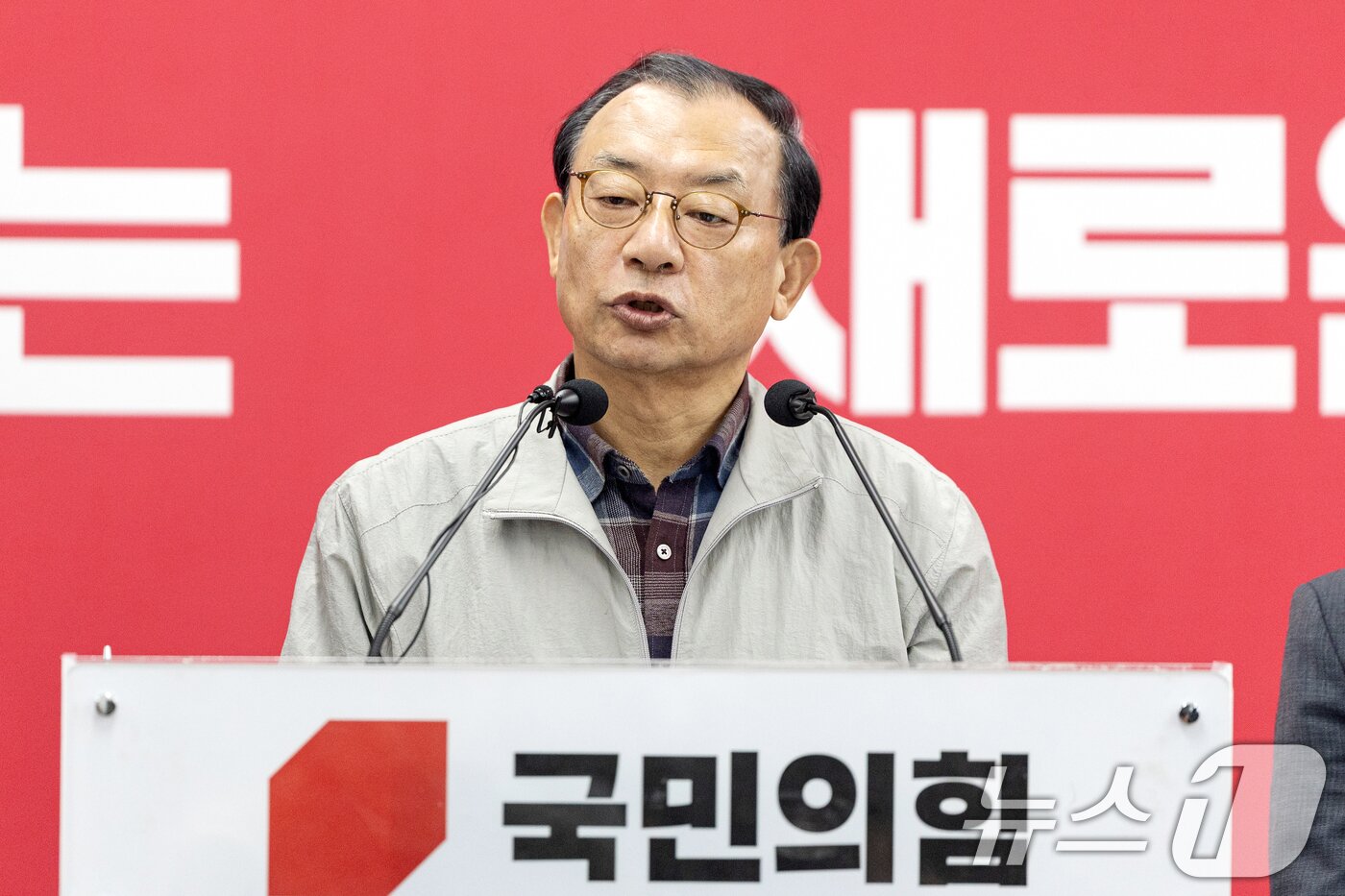 본문 이미지 - 이정현 국민의힘 공천관리위원장이 지난 16일 서울 여의도 중앙당사에서 김영환 충북도지사 컷오프(공천배제) 관련 브리핑을 하고 있다. 2026.3.16 ⓒ 뉴스1 이승배 기자