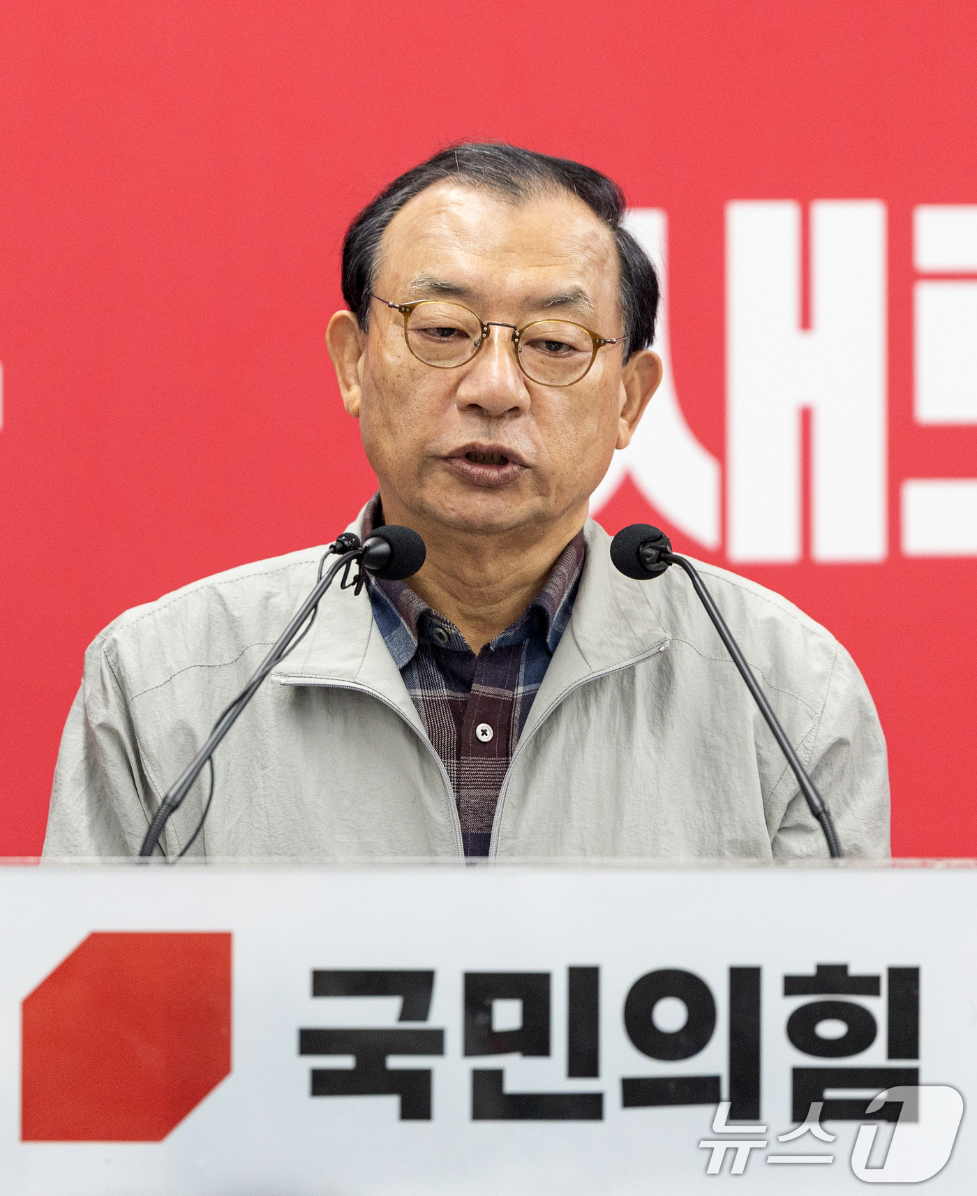 (서울=뉴스1) 이승배 기자 = 이정현 국민의힘 공천관리위원장이 16일 서울 여의도 중앙당사에서 김영환 충북도지사 컷오프(공천배제) 관련 브리핑을 하고 있다. 2026.3.16/뉴 …