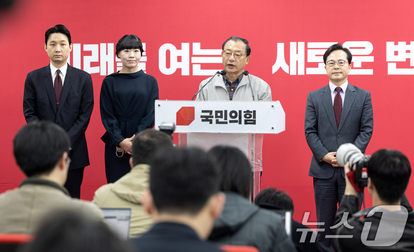 (서울=뉴스1) 이승배 기자 = 이정현 국민의힘 공천관리위원장이 16일 서울 여의도 중앙당사에서 김영환 충북도지사 컷오프(공천배제) 관련 브리핑을 하고 있다. 2026.3.16/뉴 …