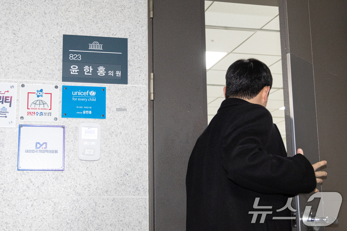 (서울=뉴스1) 이승배 기자 = 2차 종합특검팀(특별검사 권창영)이 '대통령 관저 이전' 의혹에 연루된 윤한홍 국민의힘 의원에 대한 강제수사에 착수한 16일 서울 여의도 국회 윤한 …