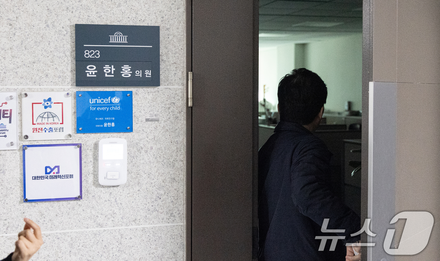 (서울=뉴스1) 이승배 기자 = 2차 종합특검팀(특별검사 권창영)이 '대통령 관저 이전' 의혹에 연루된 윤한홍 국민의힘 의원에 대한 강제수사에 착수한 16일 서울 여의도 국회 윤한 …