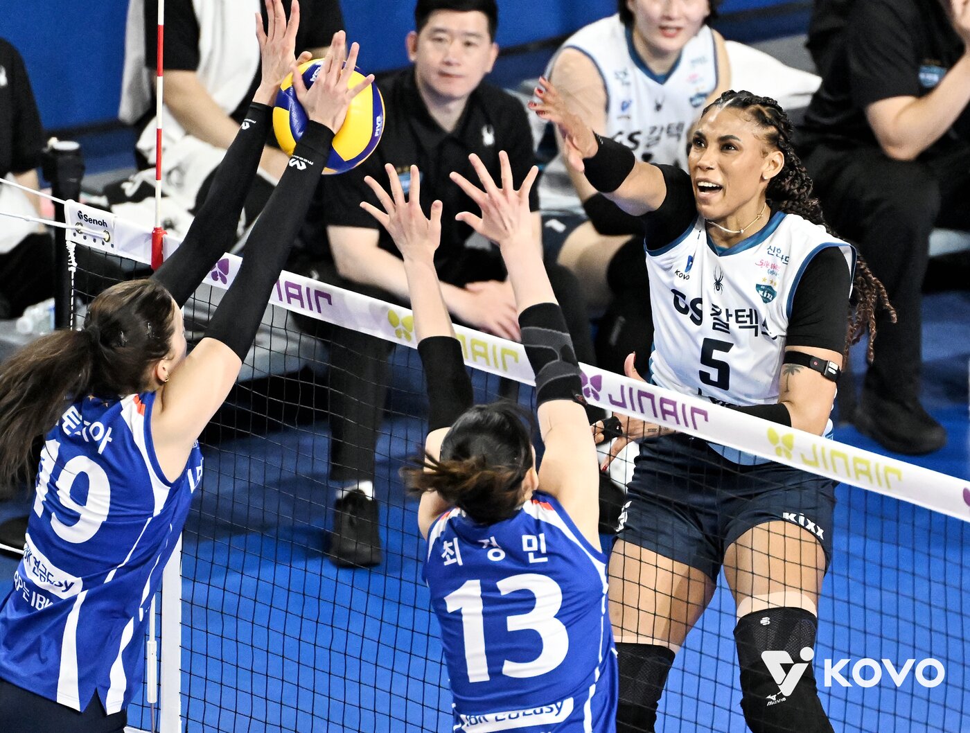 본문 이미지 - 여자 프로배구 4위와 5위를 달리고 있는 GS칼텍스와 IBK기업은행. (KOVO 제공)