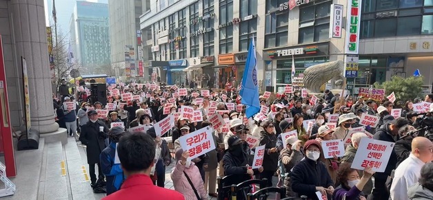 보수유튜브·지지자 "장동혁이 답이다"…국힘 당사 앞 집회