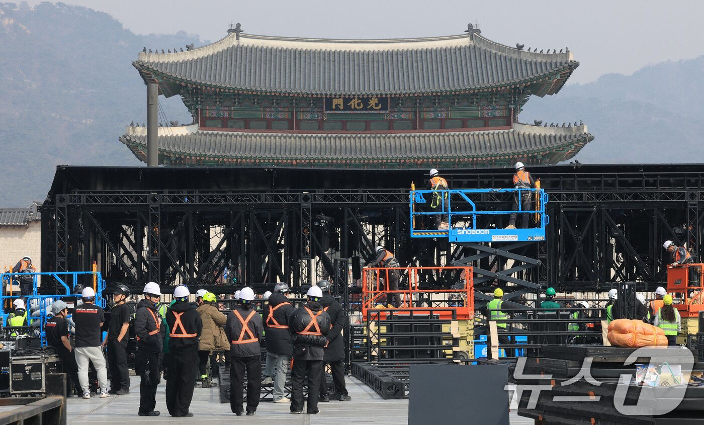 본문 이미지 - 16일 서울 광화문장에서 관계자들이 방탄소년단(BTS)의 컴백 라이브 공연 무대를 설치하고 있다. 약 3년 9개월 만에 컴백하는 방탄소년단(BTS)의 공연은 오는 21일 오후 8시 광화문광장에서 ‘BTS 컴백 라이브: 아리랑(ARIRANG)’이라는 타이틀로 개최된다. 2026.3.16 ⓒ 뉴스1 임세영 기자