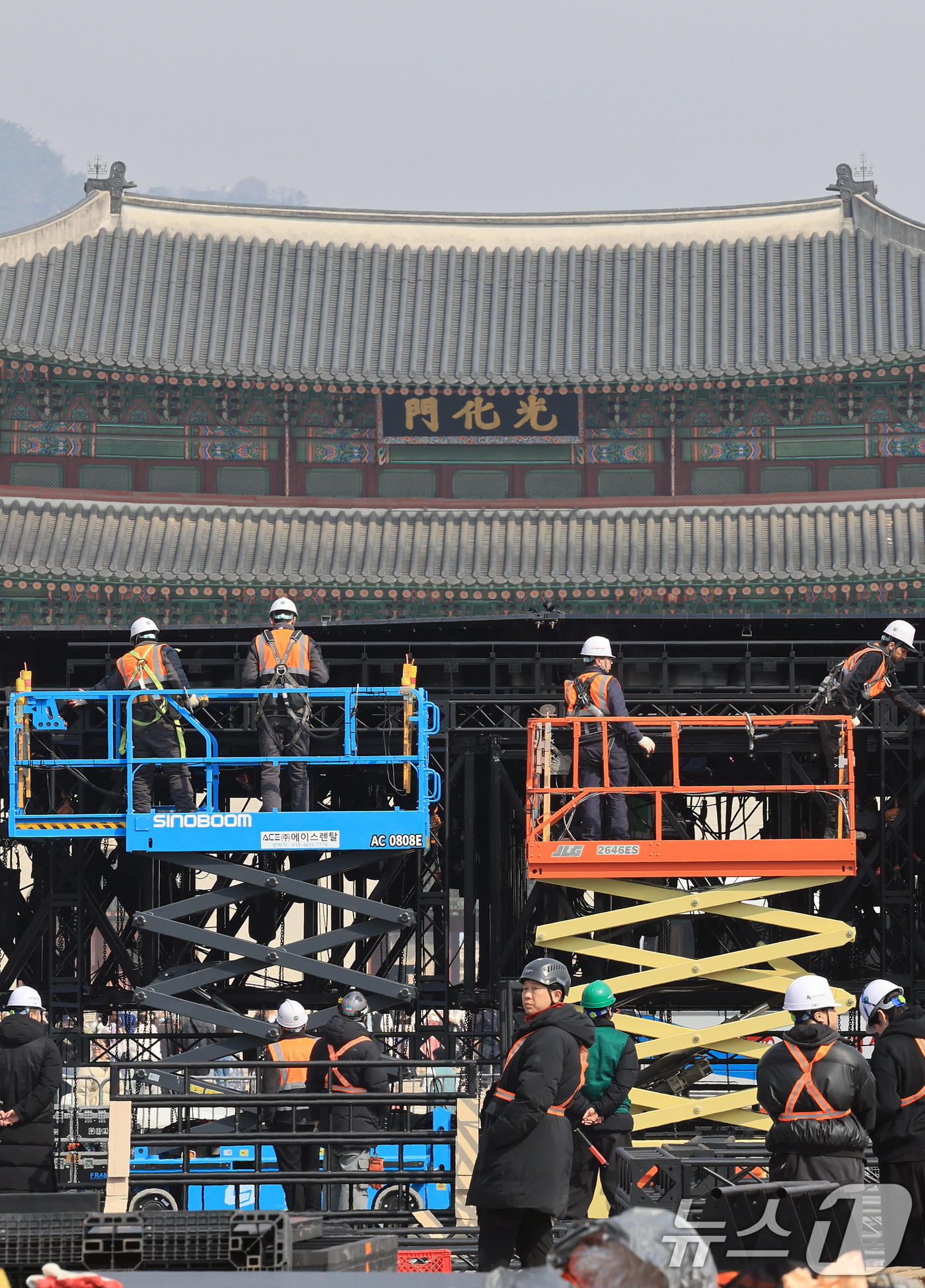 (서울=뉴스1) 임세영 기자 = 16일 서울 광화문장에서 관계자들이 방탄소년단(BTS)의 컴백 라이브 공연 무대를 설치하고 있다.약 3년 9개월 만에 컴백하는 방탄소년단(BTS)의 …