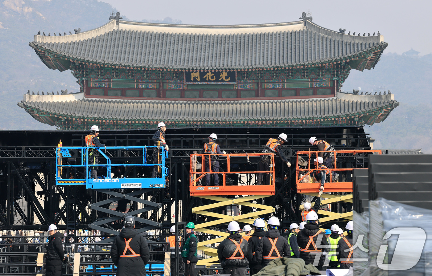 (서울=뉴스1) 임세영 기자 = 16일 서울 광화문장에서 관계자들이 방탄소년단(BTS)의 컴백 라이브 공연 무대를 설치하고 있다.약 3년 9개월 만에 컴백하는 방탄소년단(BTS)의 …