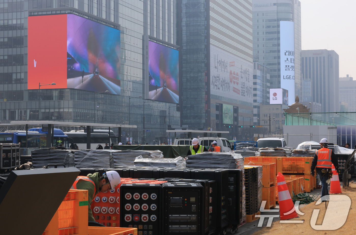 (서울=뉴스1) 임세영 기자 = 16일 서울 광화문장에서 관계자들이 방탄소년단(BTS)의 컴백 라이브 공연 무대를 설치하고 있다.약 3년 9개월 만에 컴백하는 방탄소년단(BTS)의 …
