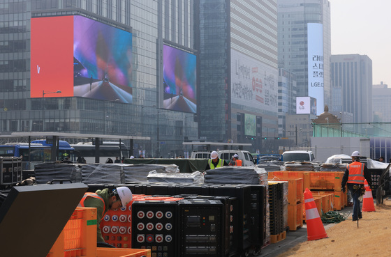 BTS 컴백 공연 무대 설치중인 광화문 광장