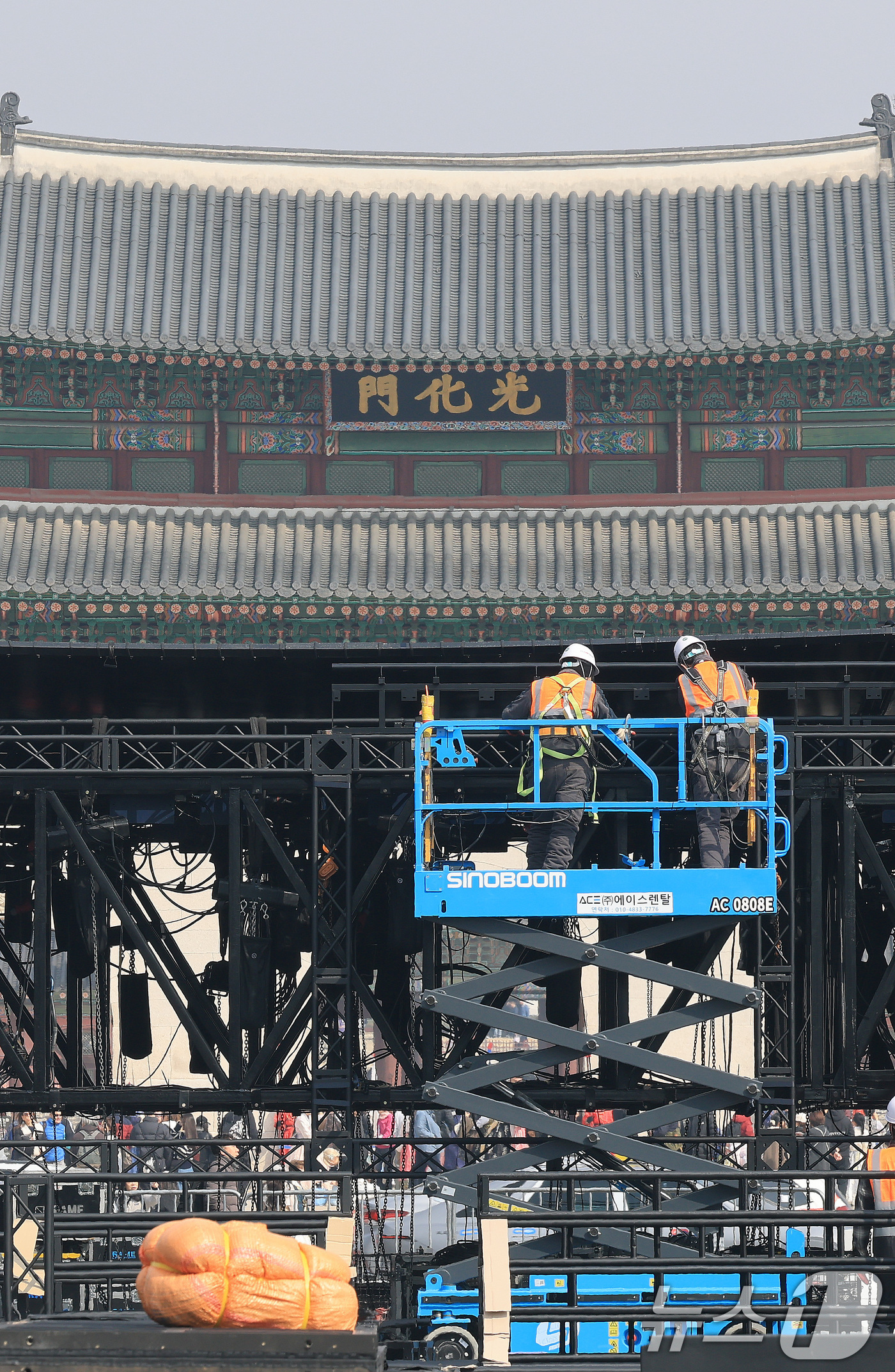 (서울=뉴스1) 임세영 기자 = 16일 서울 광화문장에서 관계자들이 방탄소년단(BTS)의 컴백 라이브 공연 무대를 설치하고 있다.약 3년 9개월 만에 컴백하는 방탄소년단(BTS)의 …