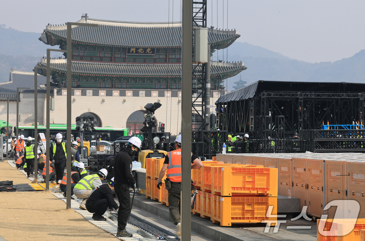 (서울=뉴스1) 임세영 기자 = 16일 서울 광화문장에서 관계자들이 방탄소년단(BTS)의 컴백 라이브 공연 무대를 설치하고 있다.약 3년 9개월 만에 컴백하는 방탄소년단(BTS)의 …