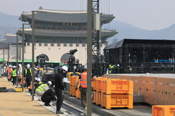 BTS 컴백 공연 무대 설치중인 광화문 광장