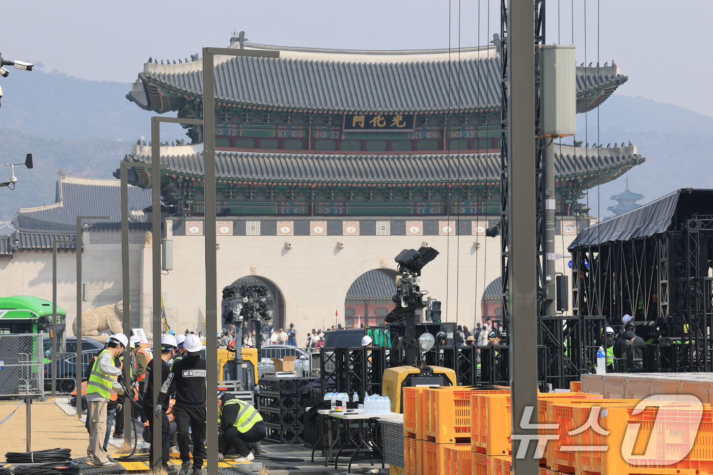 (서울=뉴스1) 임세영 기자 = 16일 서울 광화문장에서 관계자들이 방탄소년단(BTS)의 컴백 라이브 공연 무대를 설치하고 있다.약 3년 9개월 만에 컴백하는 방탄소년단(BTS)의 …