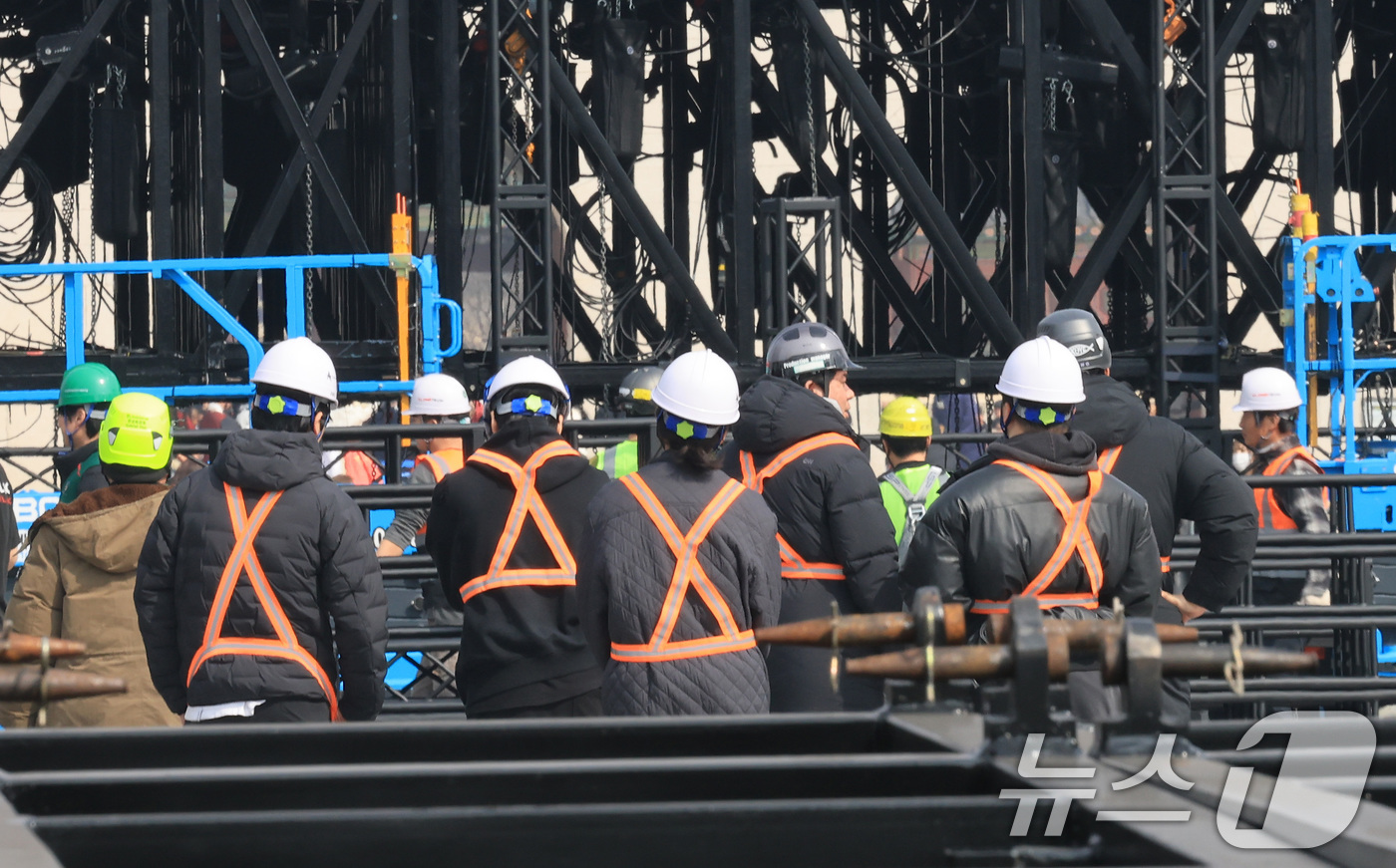 (서울=뉴스1) 임세영 기자 = 16일 서울 광화문장에서 관계자들이 방탄소년단(BTS)의 컴백 라이브 공연 무대를 설치하고 있다.약 3년 9개월 만에 컴백하는 방탄소년단(BTS)의 …