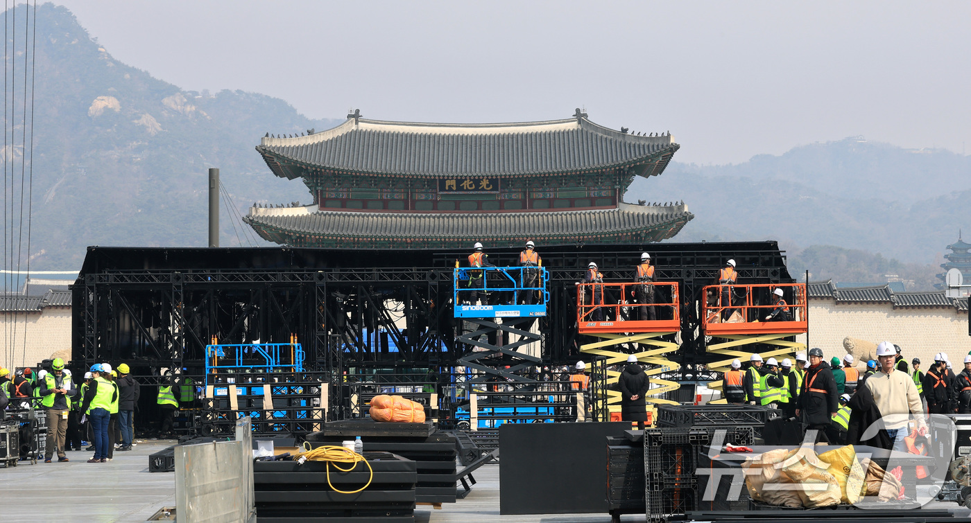 (서울=뉴스1) 임세영 기자 = 16일 서울 광화문장에서 관계자들이 방탄소년단(BTS)의 컴백 라이브 공연 무대를 설치하고 있다.약 3년 9개월 만에 컴백하는 방탄소년단(BTS)의 …