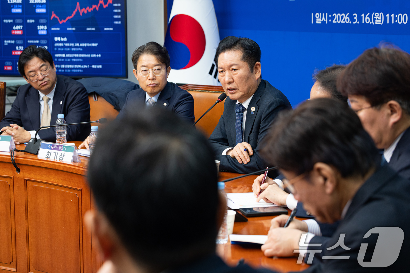 (서울=뉴스1) 유승관 기자 = 정청래 더불어민주당 대표가 16일 서울 여의도 국회에서 열린 시·도당위원장협의회 회의에서 모두 발언을 하고 있다. 2026.3.16/뉴스1