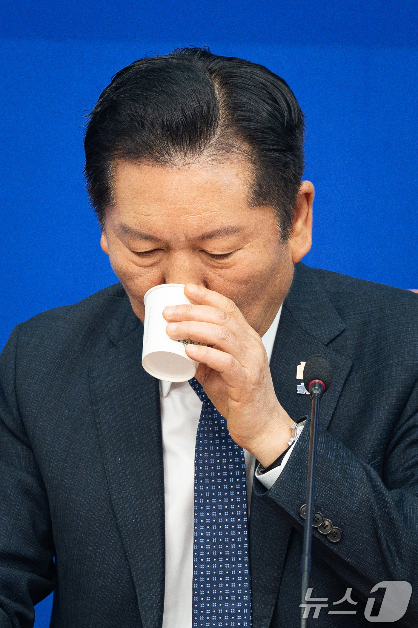 (서울=뉴스1) 유승관 기자 = 정청래 더불어민주당 대표가 16일 서울 여의도 국회에서 열린 시·도당위원장협의회 회의에서 물을 마시고 있다. 2026.3.16/뉴스1