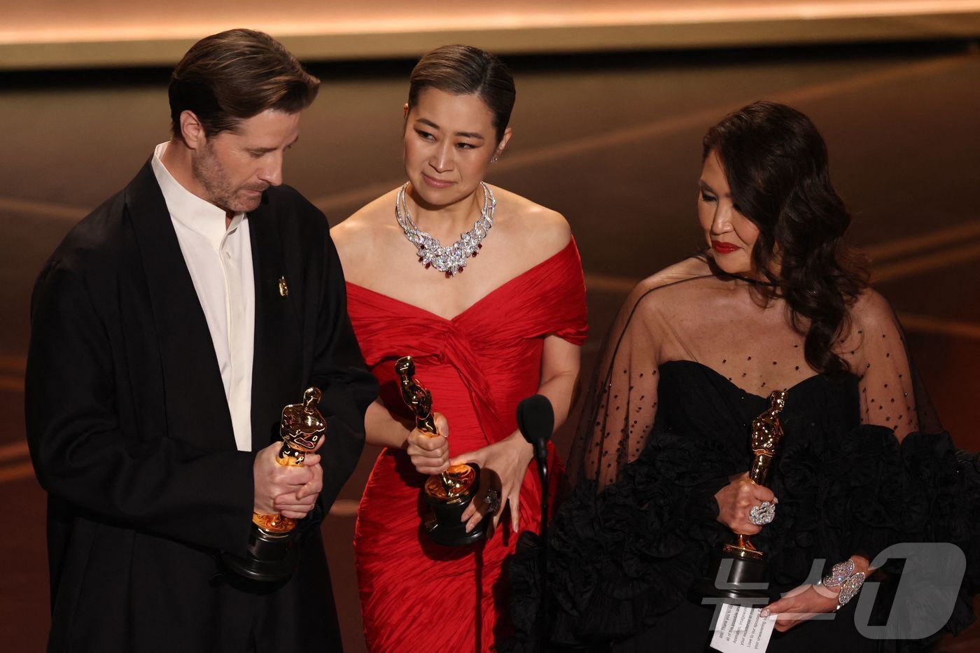 본문 이미지 - '케이팝 데몬 헌터스'의 감독들인 크리스 아펠한스(맨 왼쪽)와 매기 강(가운데) ⓒ AFP=뉴스1