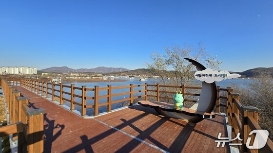 본문 이미지 - 이동호수에 조성된 데크길 모습.(용인시 제공)