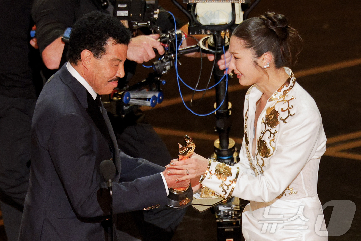 (로이터=뉴스1) 임세영 기자 = 15일(현지시간) 미국 캘리포니아주 로스앤젤레스 할리우드에서 열린 제98회 아카데미 시상식에서 라이오넬 리치가 이재에게 상을 수여하고 있다.이날 …
