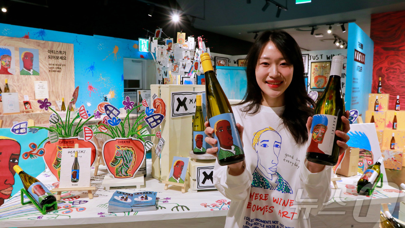 (서울=뉴스1) = 롯데백화점이 16일부터 오는 4월 1일까지 잠실 에비뉴엘 지하 1층 팝업 행사장에서 세븐일레븐과 함께 ‘마키키 아틀리에 팝업행사를 선보인다. 사진은 모델이 미카 …