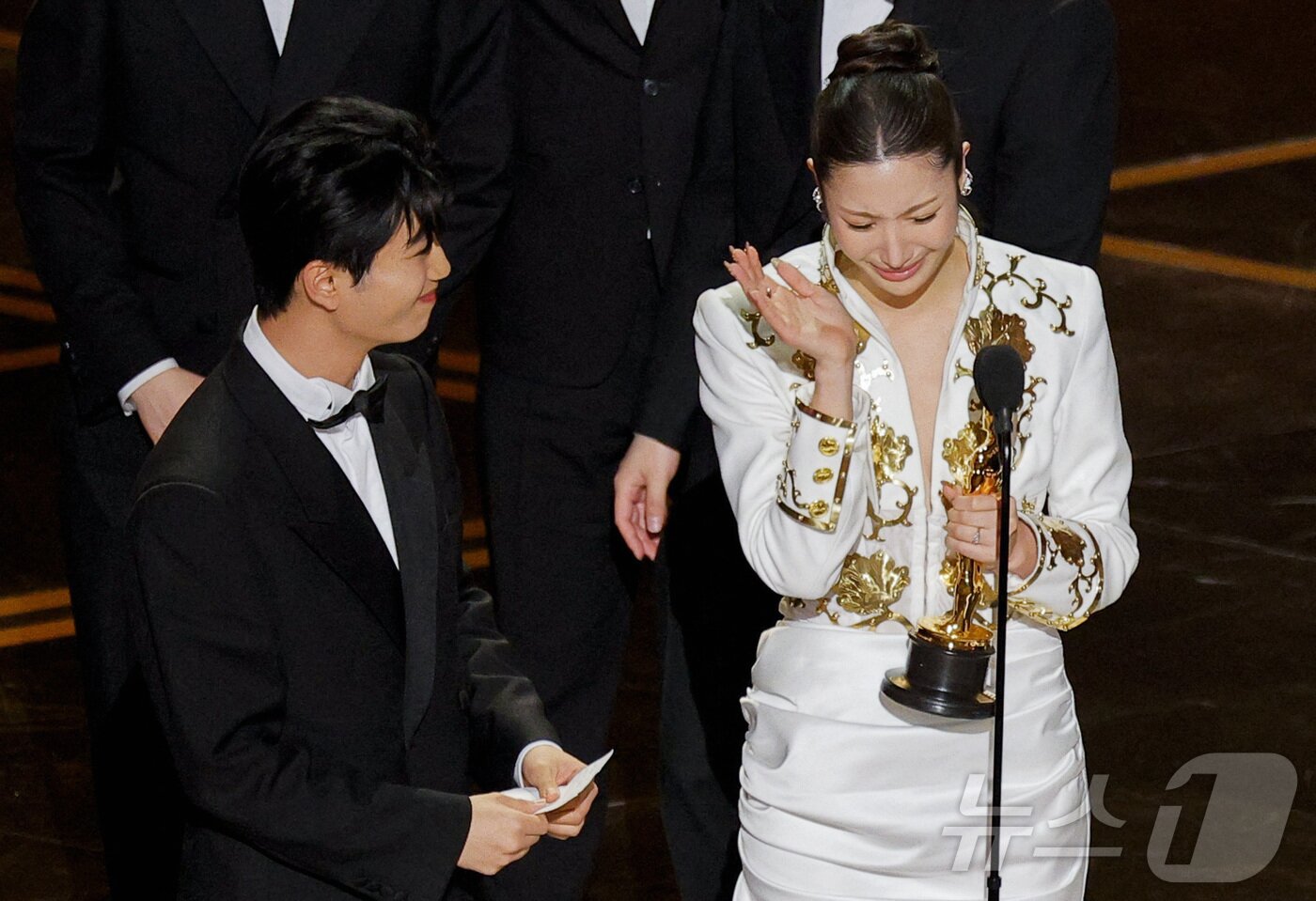 본문 이미지 - 이재가 15일(현지시간) 미국 캘리포니아주 로스앤젤레스 할리우드에서 열린 제98회 아카데미 시상식에서 'K팝 데몬 헌터스'의 주제곡 '골든'으로 아카데미 주제가상을 수상하며 감격에 겨워하고 있다. ⓒ 로이터=뉴스1
