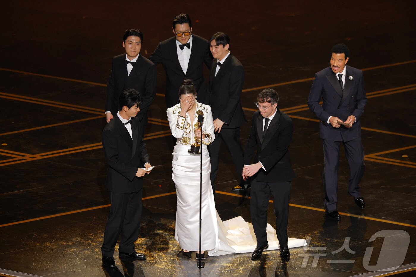 본문 이미지 - 이재, 마크 소넨블릭, 곽중규, 이동한, 남희동, 서정훈, 박테디가 15일(현지시간) 미국 캘리포니아주 로스앤젤레스 할리우드에서 열린 제98회 아카데미 시상식에서 'K팝 데몬 헌터스'의 주제곡 '골든'으로 아카데미 주제가상을 수상하고 있다. ⓒ 로이터=뉴스1