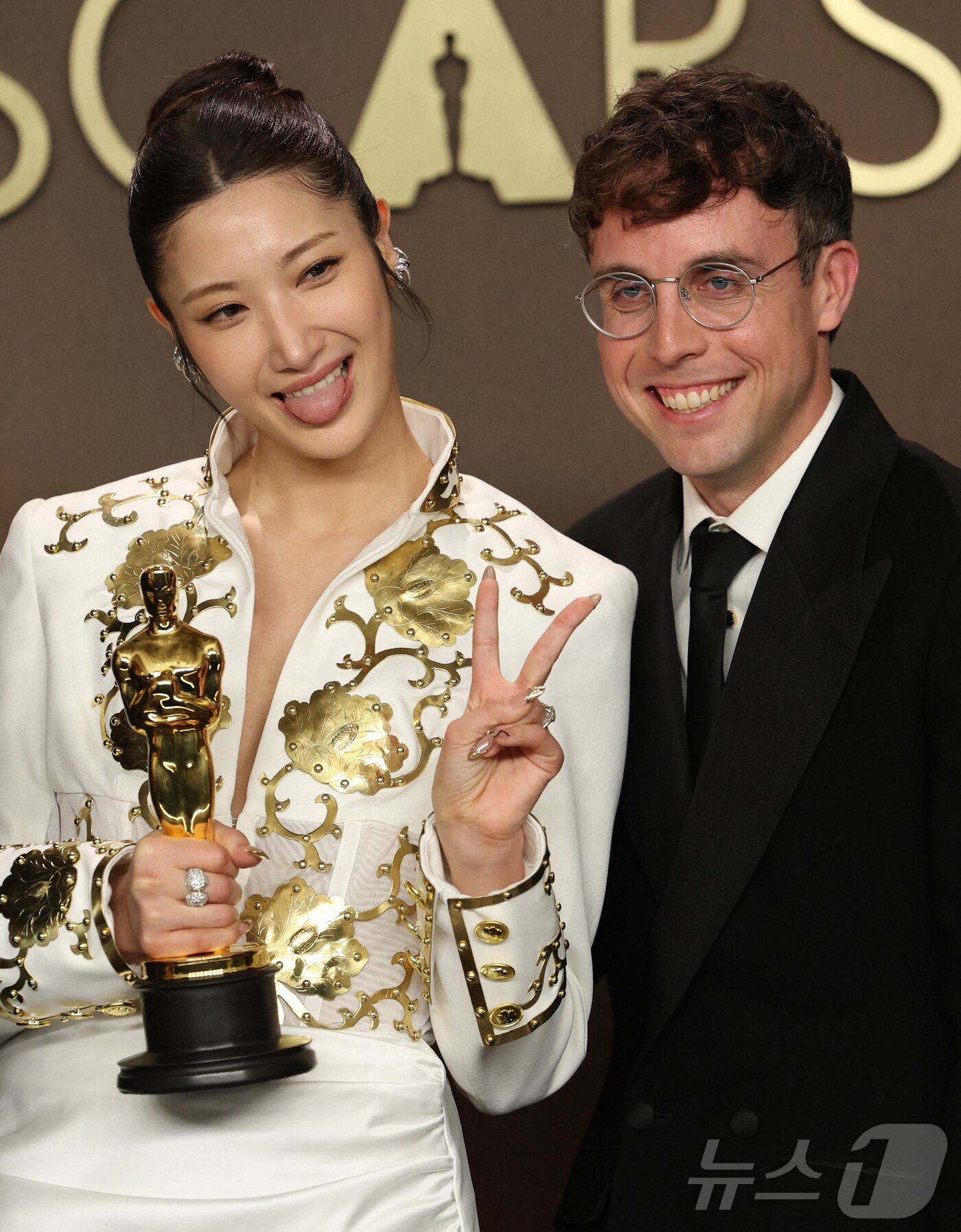 본문 이미지 - 이재와 마크 소넨블릭이 15일(현지시간) 미국 캘리포니아주 로스앤젤레스 할리우드에서 열린 제98회 아카데미 시상식에서 'K팝 데몬 헌터스'의 주제곡 '골든'으로 아카데미 주제가상을 수상하고 트로피를 들고 포즈를 취하고 있다. ⓒ 로이터=뉴스1