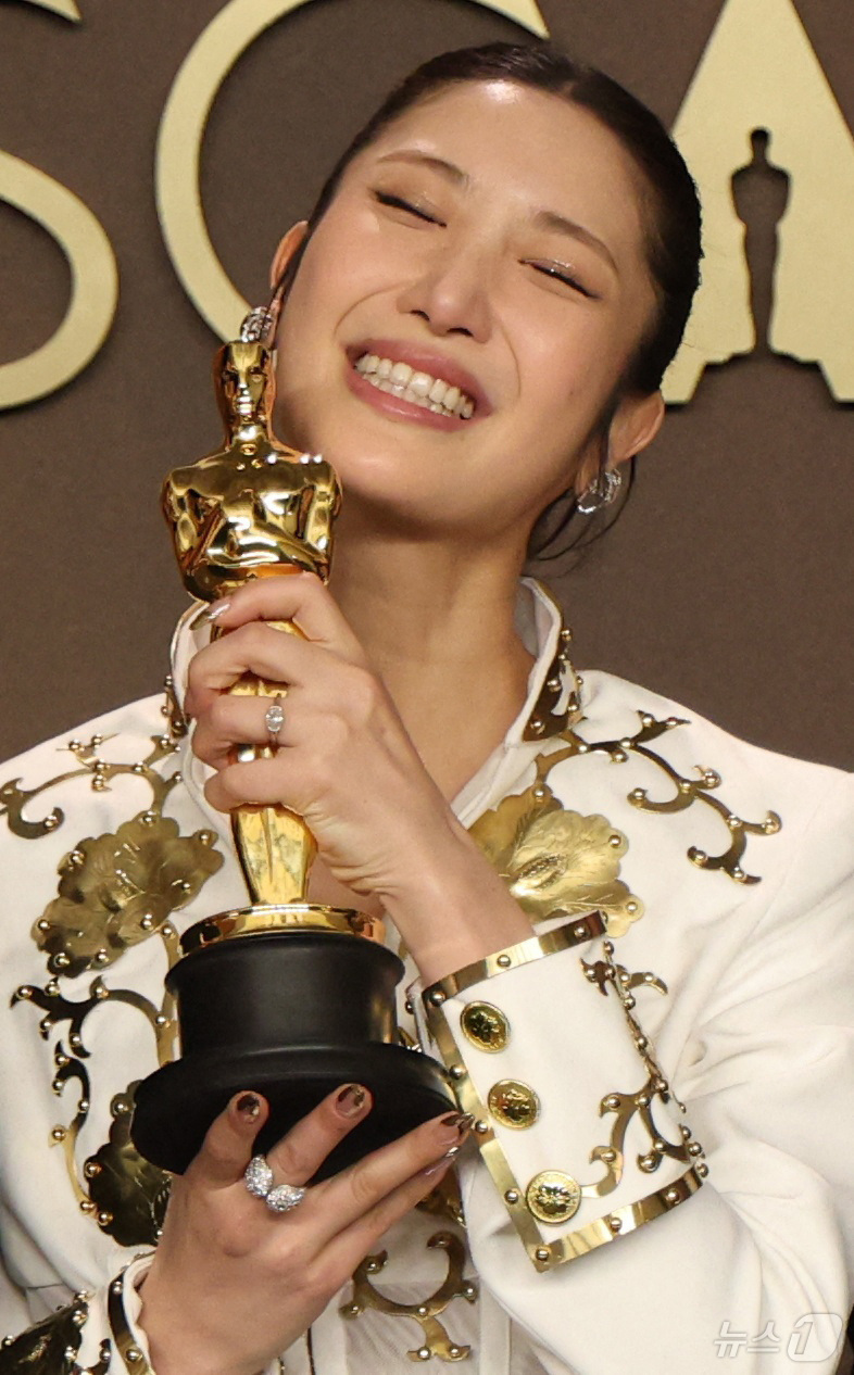 (로이터=뉴스1) 임세영 기자 = 이재가 15일(현지시간) 미국 캘리포니아주 로스앤젤레스 할리우드에서 열린 제98회 아카데미 시상식에서 'K팝 데몬 헌터스'의 주제곡 '골든'으로 …