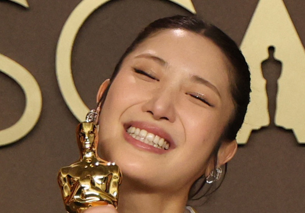 이재, 美 아카데미 주제가상 트로피 들고 활짝