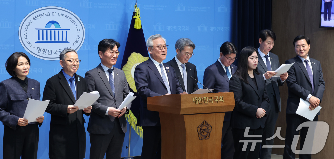 (서울=뉴스1) 신웅수 기자 = 더불어민주당 초선의원 모임인 더민초 소속 의원들이 16일 서울 여의도 국회 소통관에서 윤석열정권 정치검찰 조작기소 진상규명을 위한 국정조사 추진 관 …