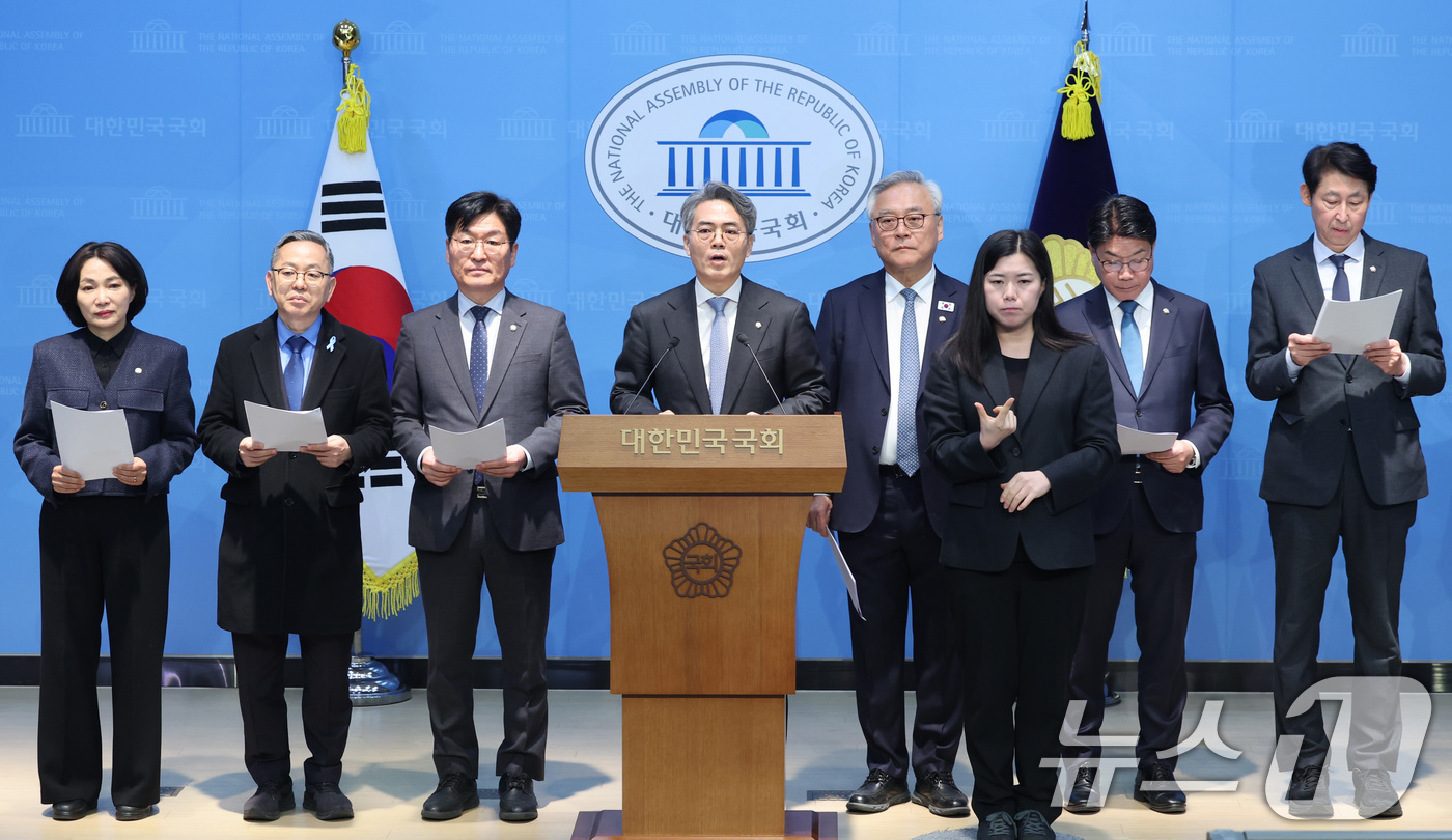 (서울=뉴스1) 신웅수 기자 = 더불어민주당 초선의원 모임인 더민초 소속 의원들이 16일 서울 여의도 국회 소통관에서 윤석열정권 정치검찰 조작기소 진상규명을 위한 국정조사 추진 관 …