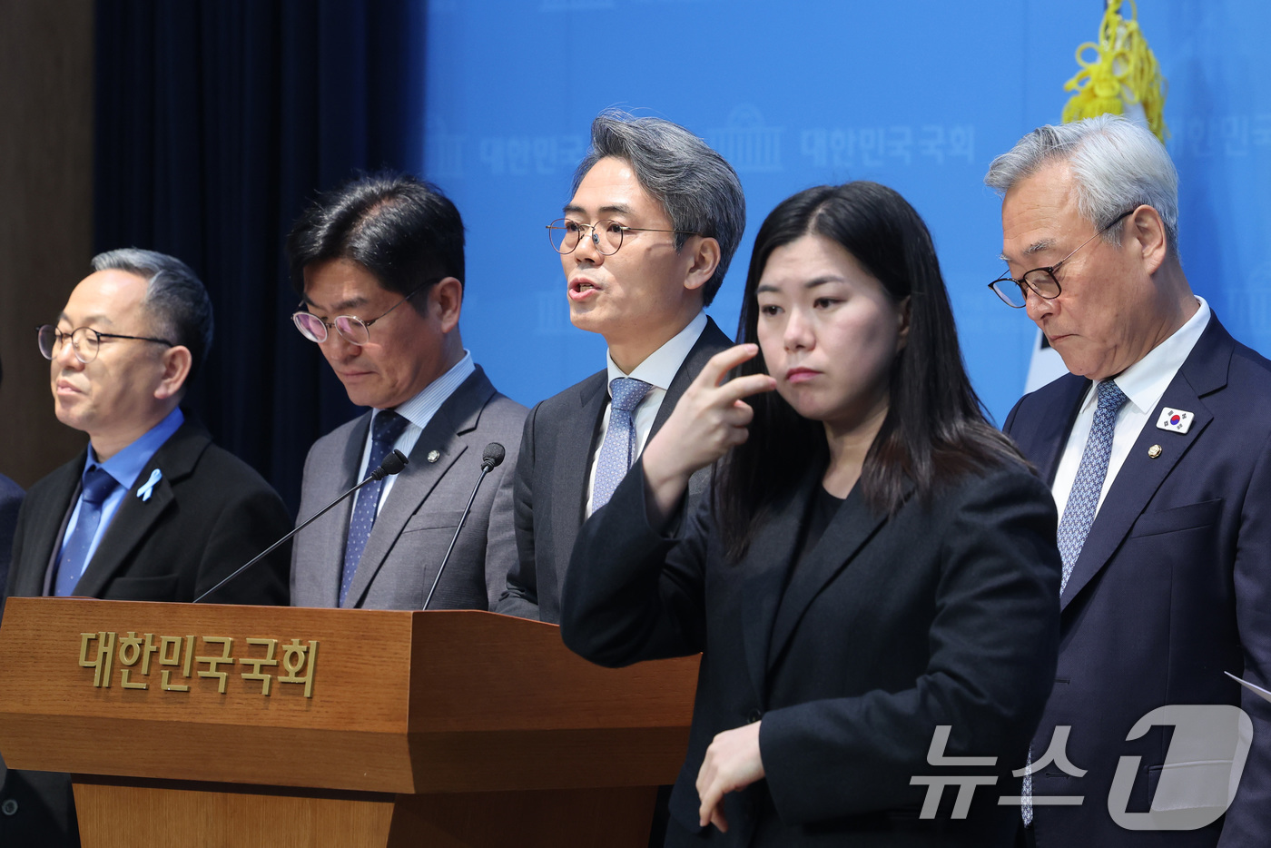 (서울=뉴스1) 신웅수 기자 = 더불어민주당 초선의원 모임인 더민초 소속 의원들이 16일 서울 여의도 국회 소통관에서 윤석열정권 정치검찰 조작기소 진상규명을 위한 국정조사 추진 관 …