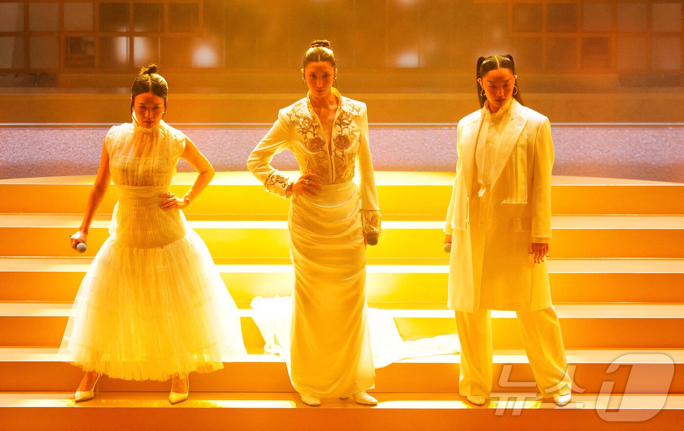 본문 이미지 - K팝 데몬 헌터스의 레이 아미, 이재, 오드리 누나가 15일(현지시간) 미국 캘리포니아주 로스앤젤레스 할리우드에서 열린 제98회 아카데미 시상식에서 무대 공연을 펼치고 있다. ⓒ 로이터=뉴스1