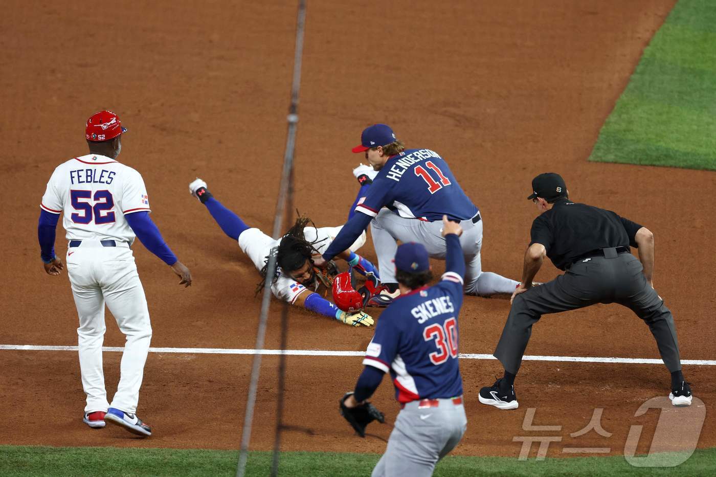 본문 이미지 - 도미니카공화국 야구대표팀의 페르난도 타티스 주니어가 16일(한국시간) 미국 플로리다주 마이애미 론디포파크에서 열린 미국과 2026 WBC 4강에서 3회말 케텔 마르테 안타 때 3루까지 뛰다가 아웃됐다. 추가 득점 기회를 놓친 도미니카공화국은 4회초 수비 때 역전을 허용했다. ⓒ AFP=뉴스1