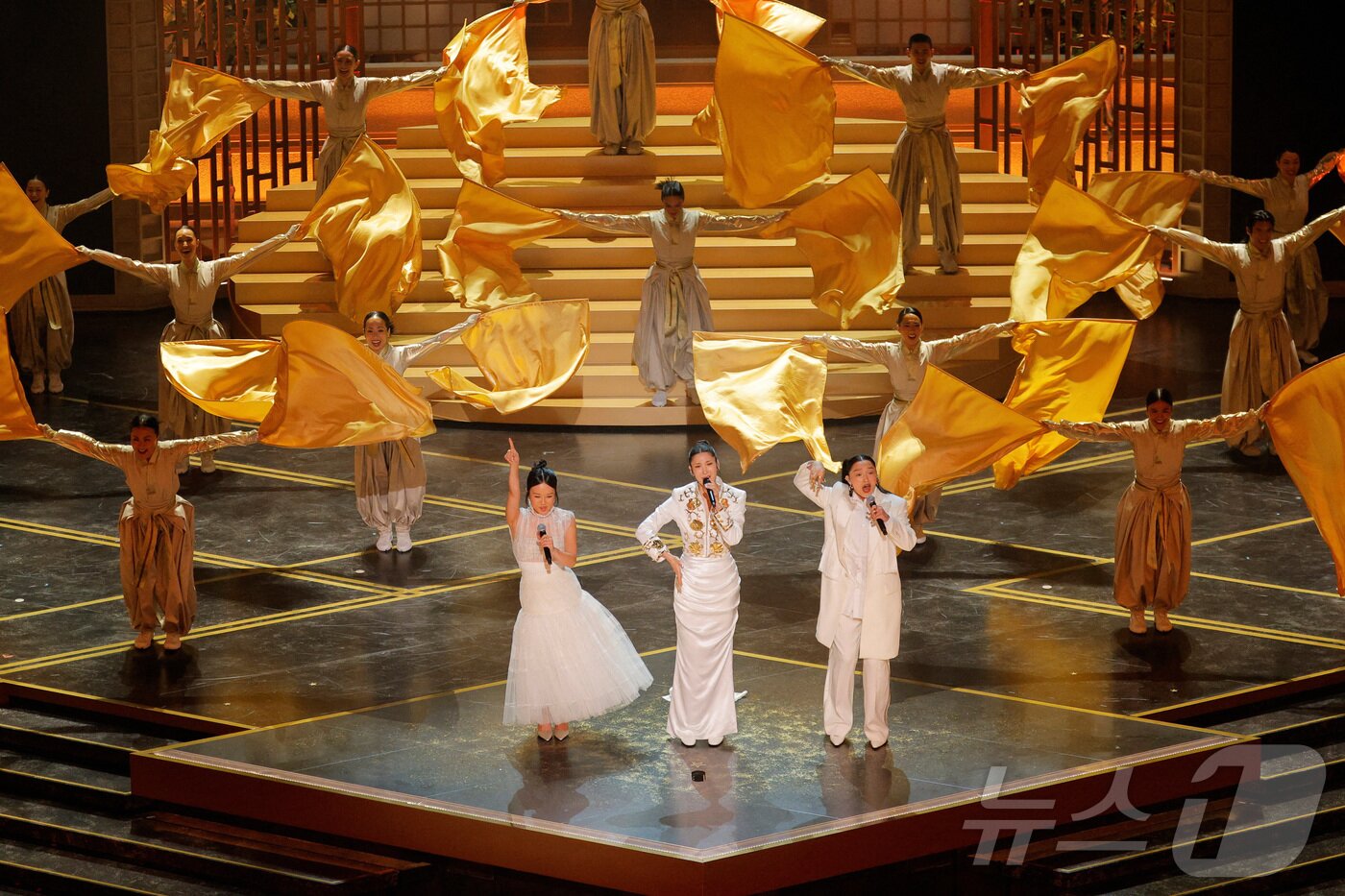 본문 이미지 - K팝 데몬 헌터스의 레이 아미, 이재, 오드리 누나가 15일(현지시간) 미국 캘리포니아주 로스앤젤레스 할리우드에서 열린 제98회 아카데미 시상식에서 무대 공연을 펼치고 있다. ⓒ 로이터=뉴스1