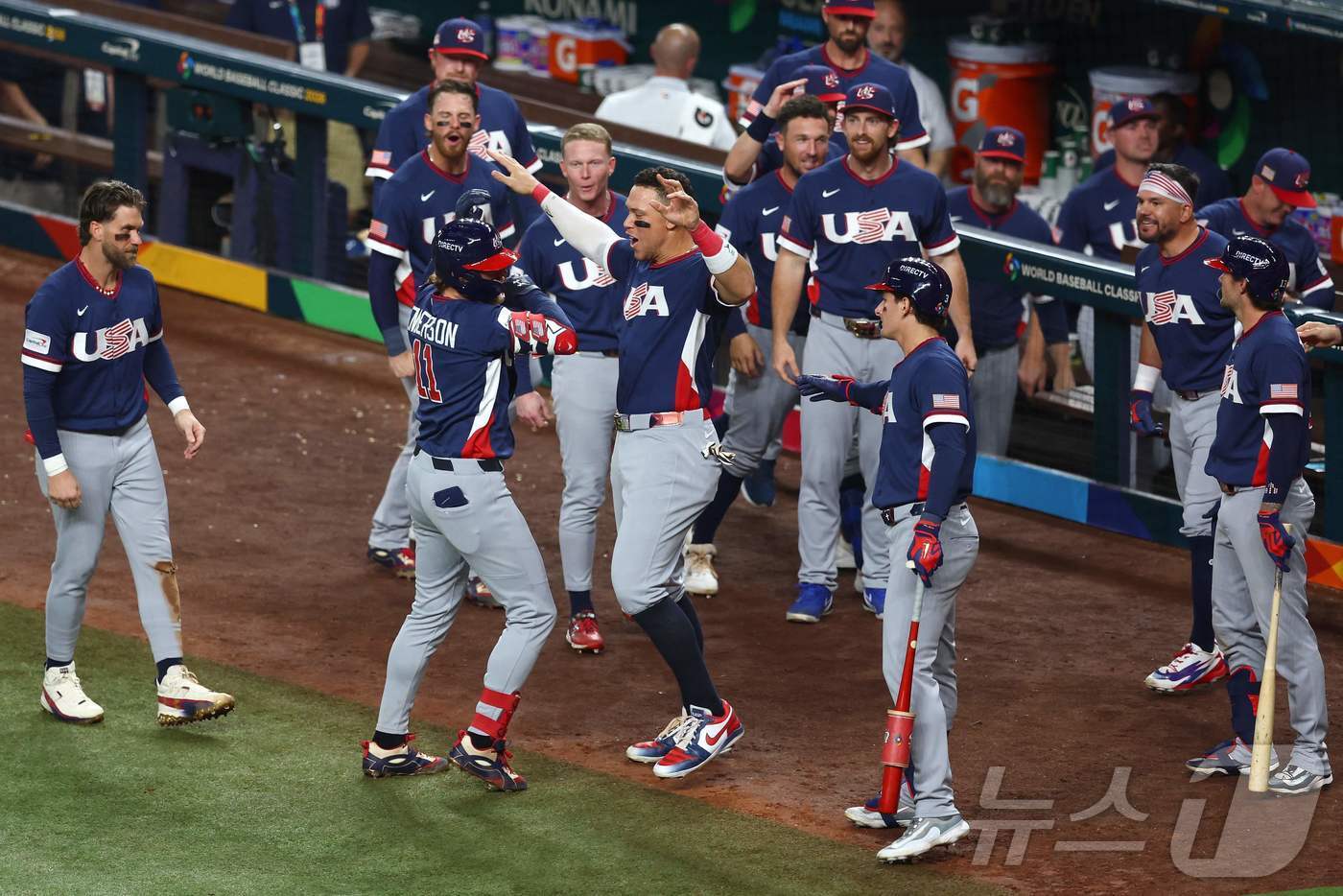 본문 이미지 - 미국 야구대표팀의 거너 헨더슨(11번)이 16일(한국시간) 미국 플로리다주 마이애미 론디포파크에서 열린 도미니카공화국과 2026 WBC 4강에서 4회초 동점 1점 홈런을 터뜨린 뒤 기뻐하고 있다. ⓒ AFP=뉴스1