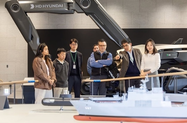 "어메이징"…美 해사생도들, HD현대 R&D센터·조선소 찾았다