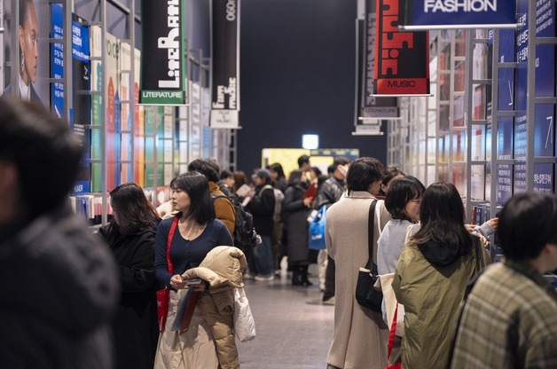 "1시간 줄 서도 본다"…'울트라백화점 서울 Vol.2', 흥행 돌풍에 연장 결정
