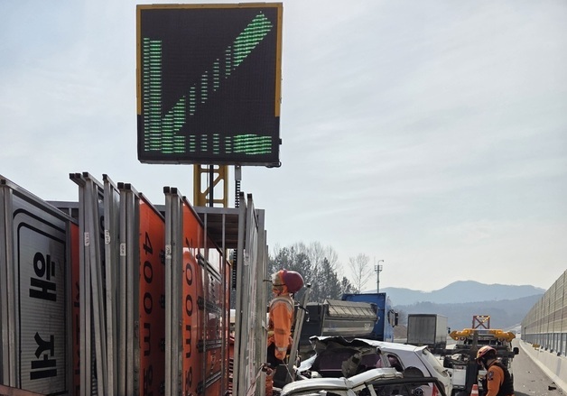 부여 서부내륙고속도 SUV가 작업차 들이받아…30대 운전자 숨져