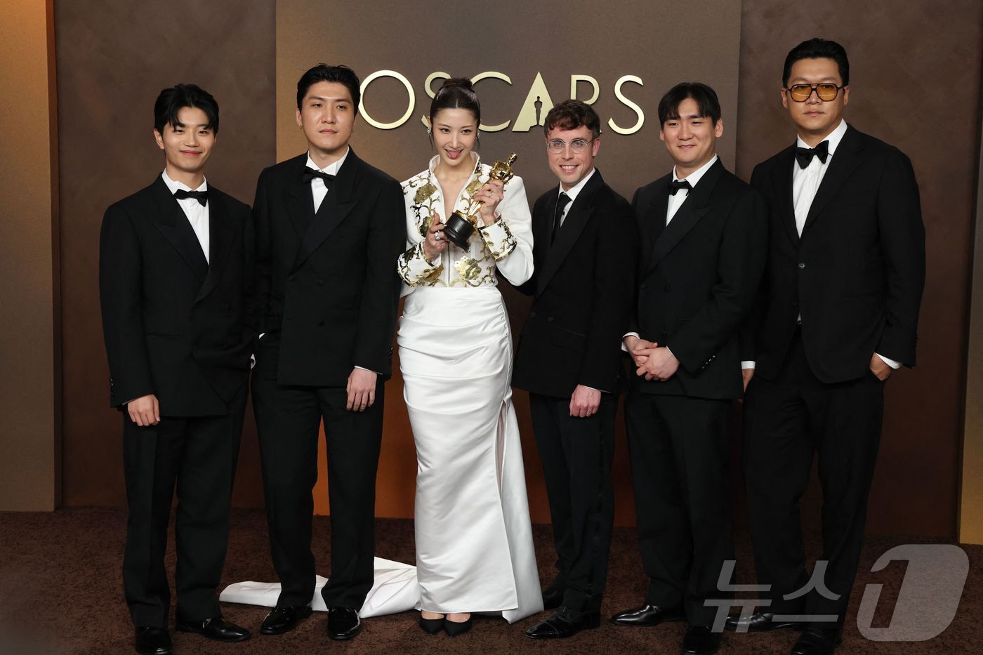 본문 이미지 - '케이팝 데몬 헌터스' OST '골든'의 작곡팀  ⓒ AFP=뉴스1