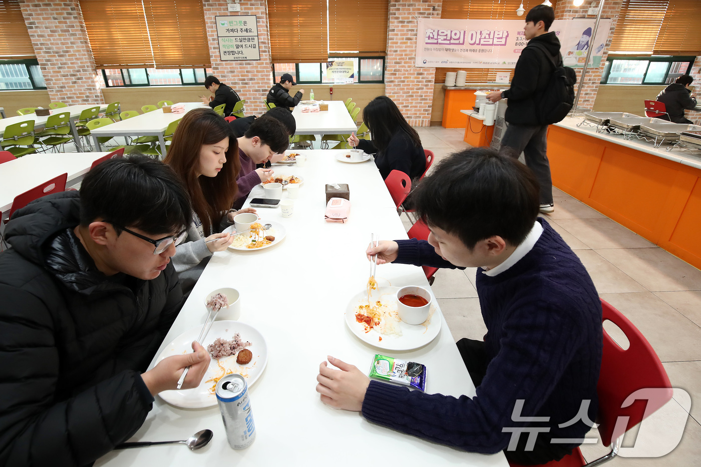 (대구=뉴스1) 공정식 기자 = 16일 오전 대구 달서구 계명문화대 학생들이 교내 학생식당에서 '1000원의 아침밥'을 먹고 있다.'1000원의 아침밥'은 농림축산식품부가 주관하는 …