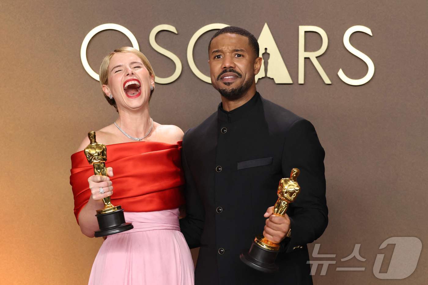 본문 이미지 - 여우주연상 수상작인 제시 버클리(왼쪽)와 남우주연상 수상자인 마이클 B.조던(오른쪽) ⓒ AFP=뉴스1