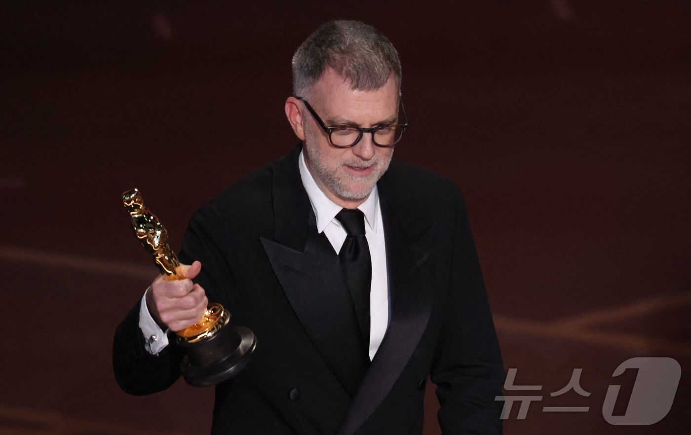 본문 이미지 - 생애 첫 오스카 트로피를 거머쥔 폴 토마스 앤더슨 감독 ⓒ AFP=뉴스1