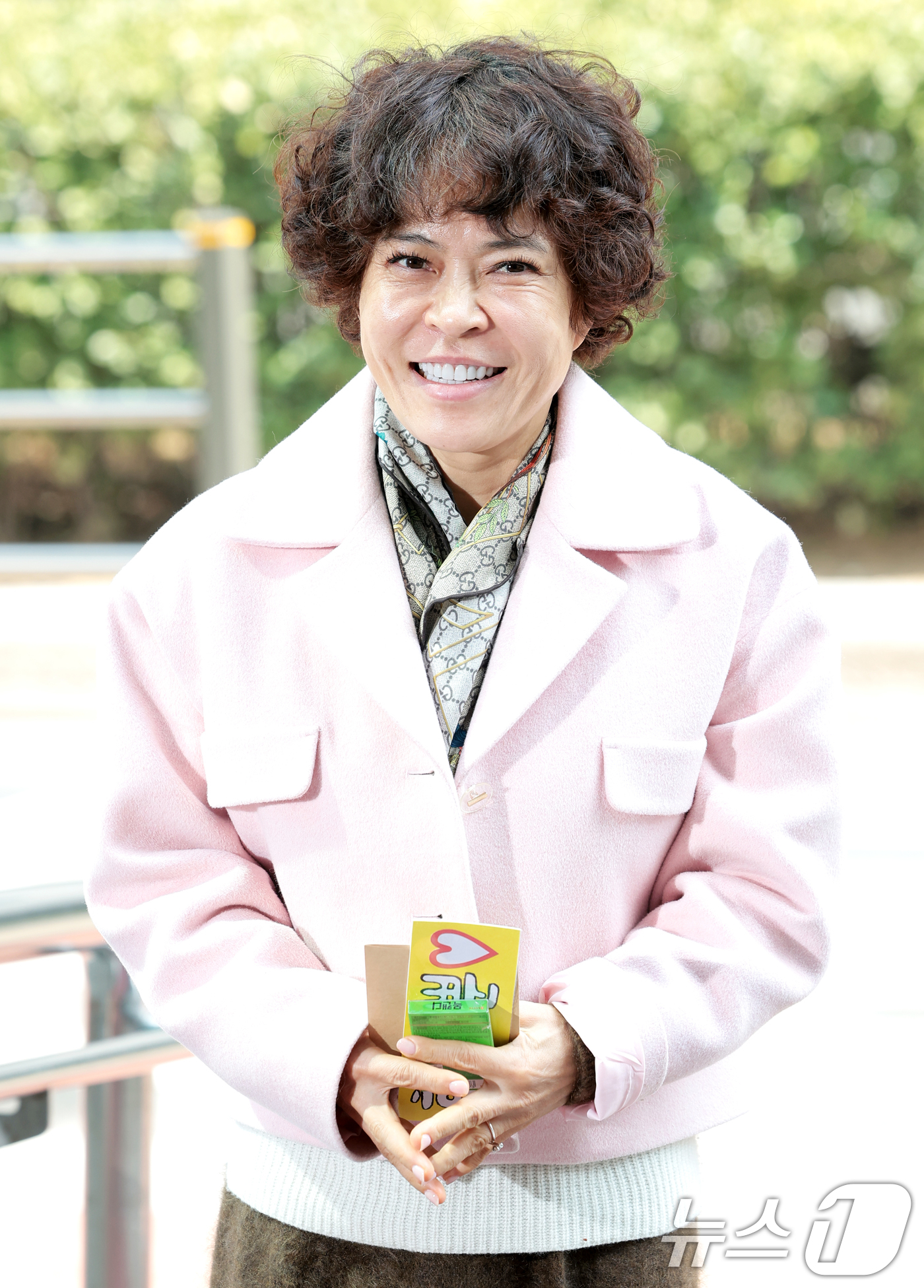 (서울=뉴스1) 권현진 기자 = 방송인 조혜련이 16일 서울 영등포구 여의도동 KBS 신관에서 진행된 ‘불후의 명곡’ 녹화에 참석하며 인사를 하고 있다. 2026.3.16/뉴스1